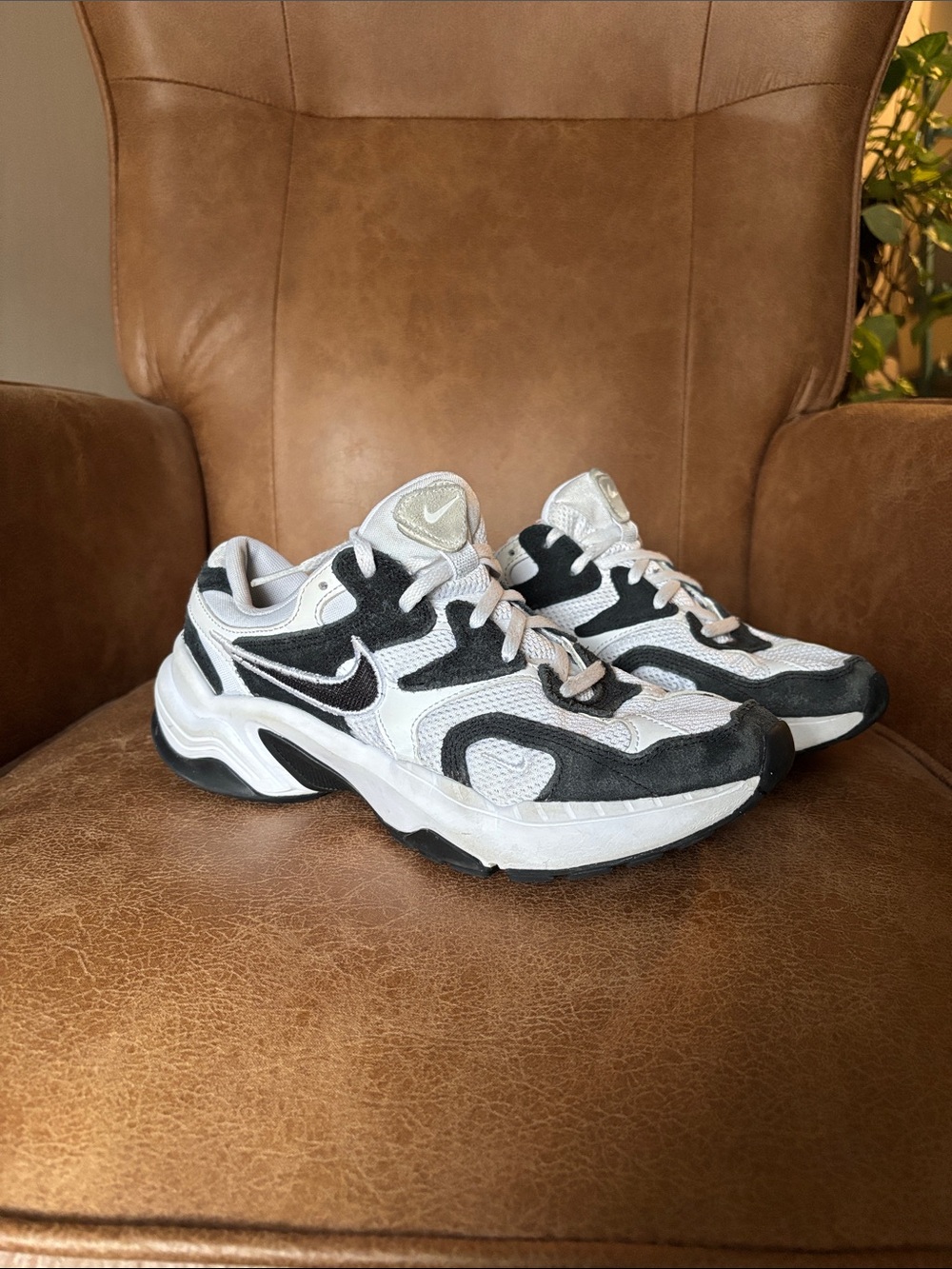 Nike Women’s White and Black Retro Wave Sneakers
